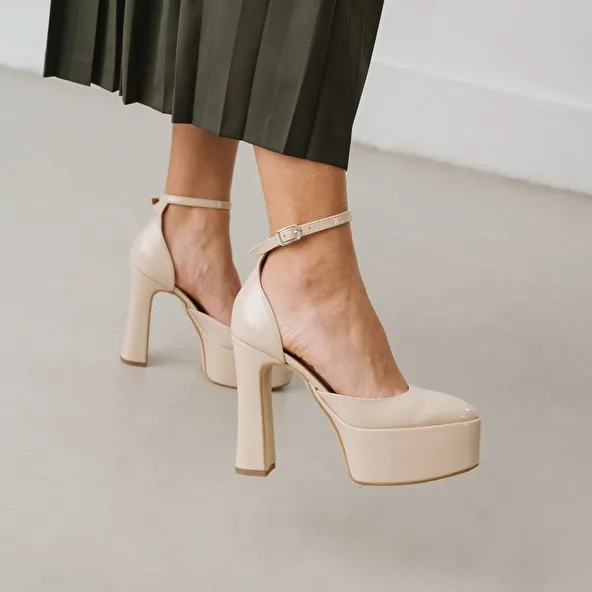 High heel pumps in beige patent