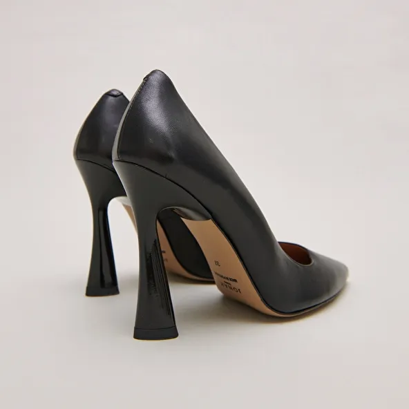 High heel pumps in black leather