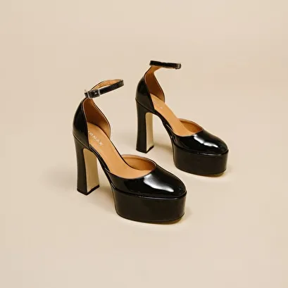 High heel pumps in black patent