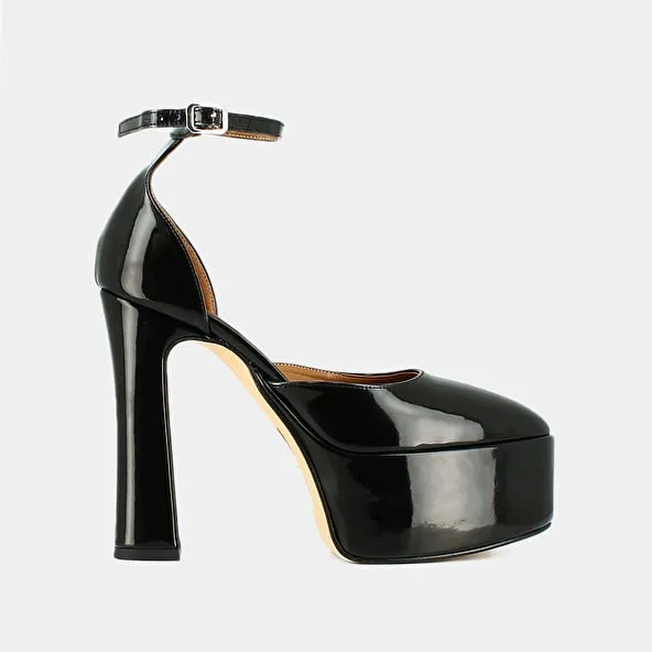 High heel pumps in black patent