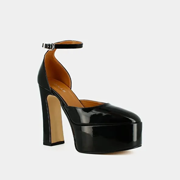 High heel pumps in black patent