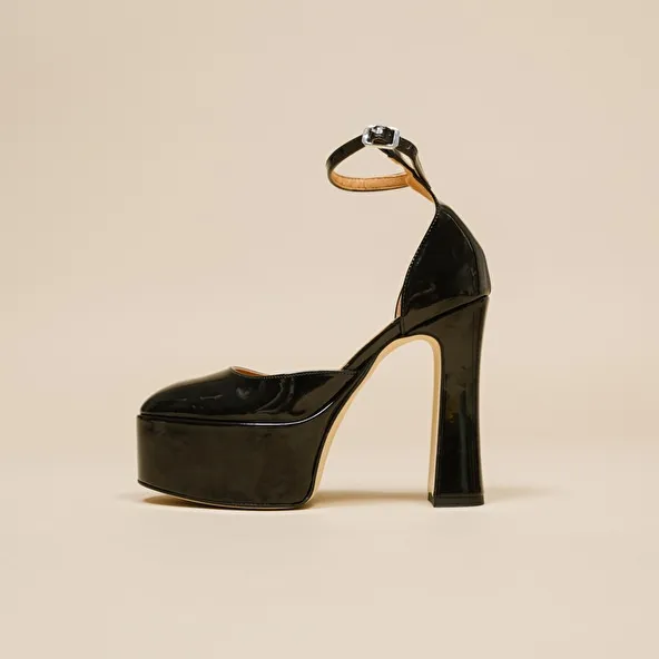 High heel pumps in black patent