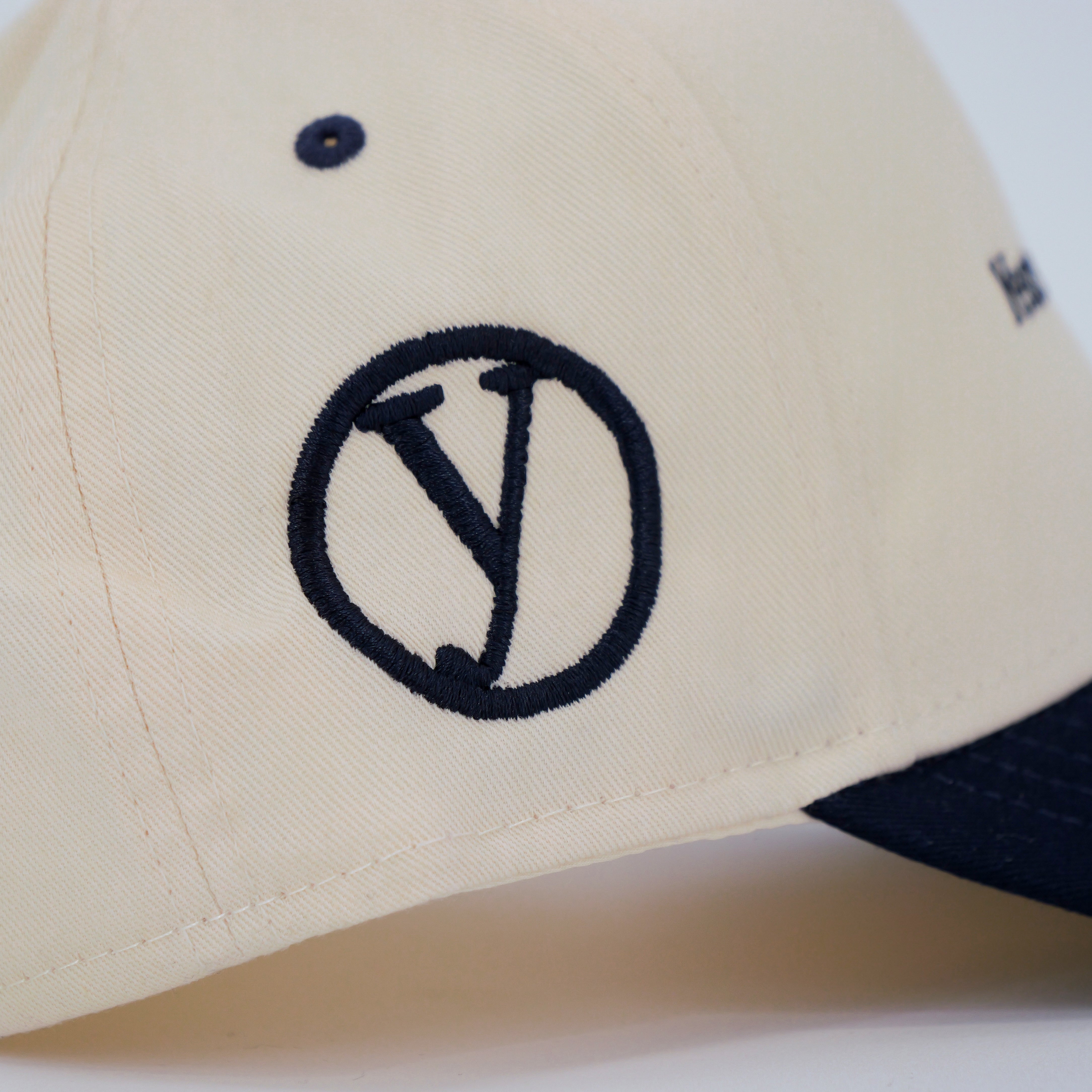 SCRIPT LOGO HAT CREAM/NAVY